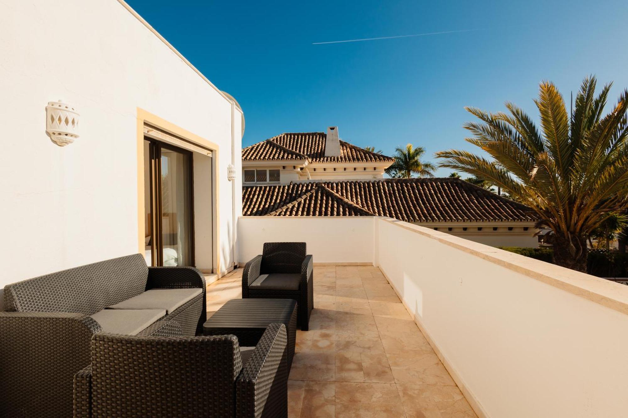 Spacious House With Pool, Garden And Solarium In Las Chapas, Marbella *