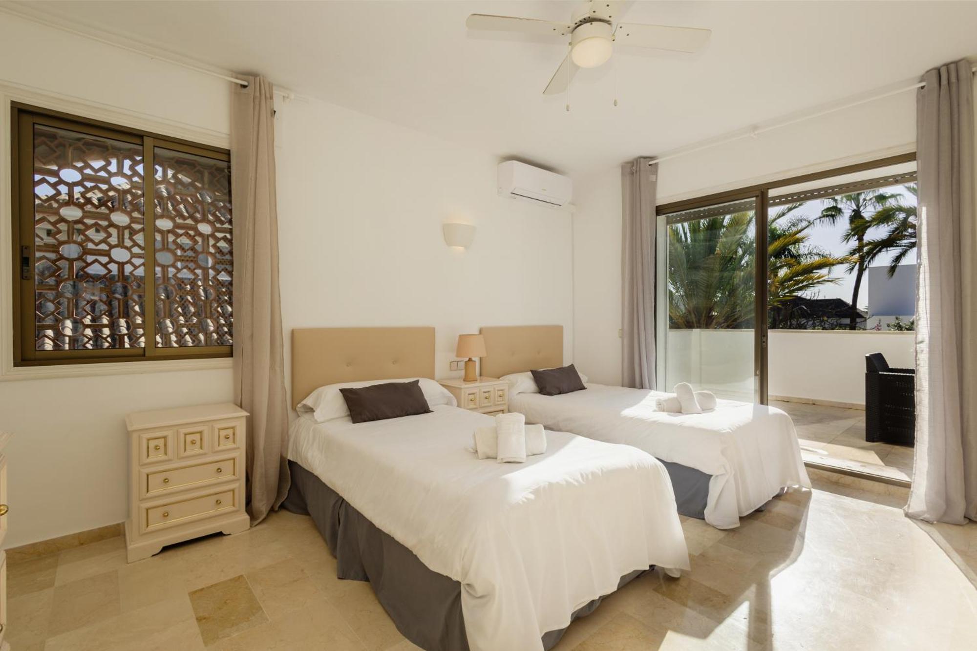 Villa Spacious House With Pool, Garden And Solarium In Las Chapas, Marbella *